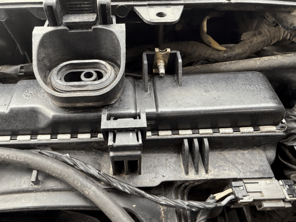 Holden WM VE Series 2 L77 Clip in radiator 6.0 - Image 3